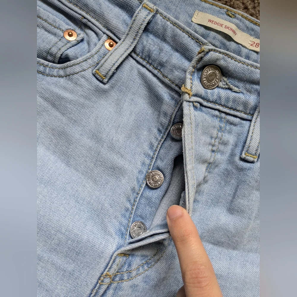 Levi's Wedgie Skinny 💙 - Picture 5 of 9